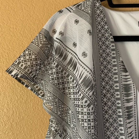 Shimmer Express Tie Front White & Gray Print Blouse - Medium - New With Tags - Picture 3 of 8